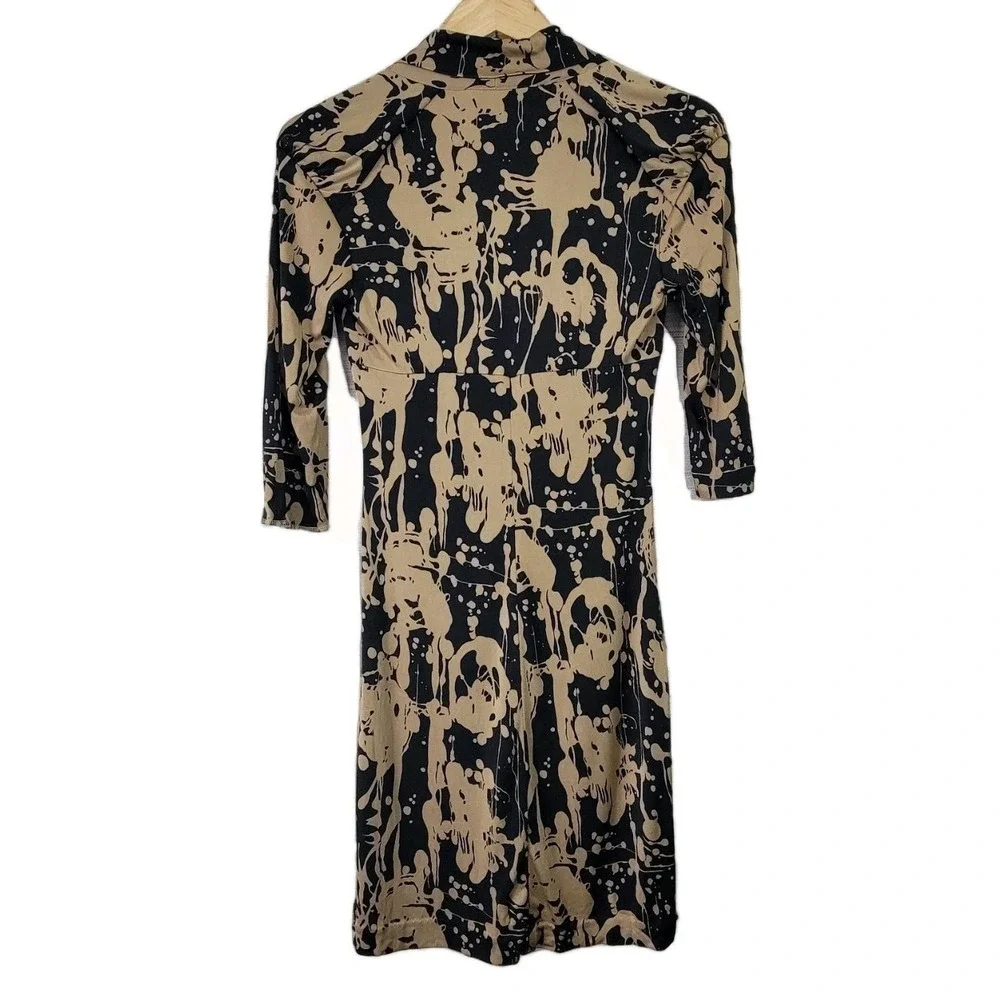 Trina Turk 100% Silk Dress Size 2 Black Tan Abstract Print Ruched Front Midi USA